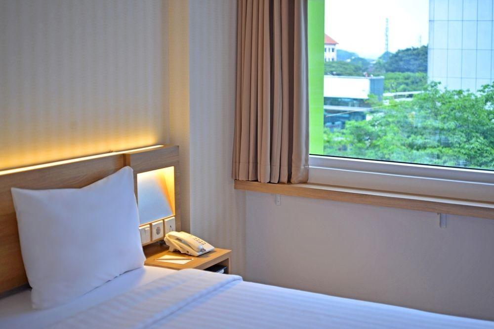 Whiz Prime Hotel Basuki Rahmat Маланг Екстер'єр фото